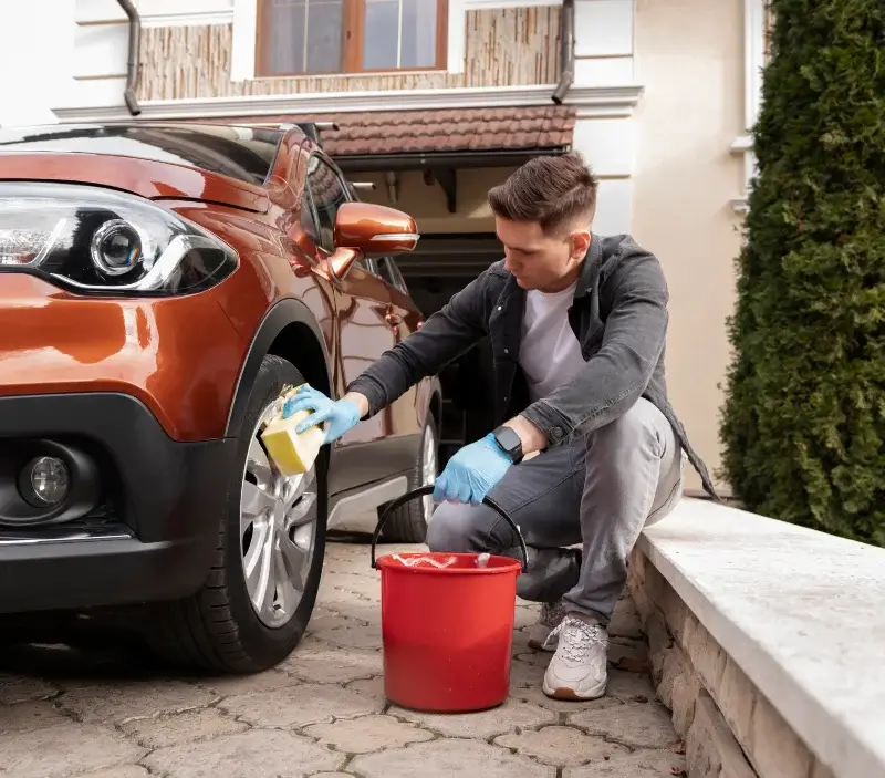 Lavage auto à domicile Neuvy-Bouin : professionnel intervenant sur un véhicule